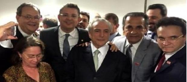 Silas Malafaia e outros pastores oram em apoio a Michel Temer Silas Malafaia e outros pastores oram em apoio a Michel Temer