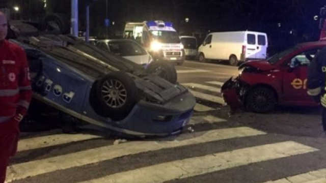 Incidente in via Palestrina, auto della polizia si ribalta: tre feriti - milanotoday.it