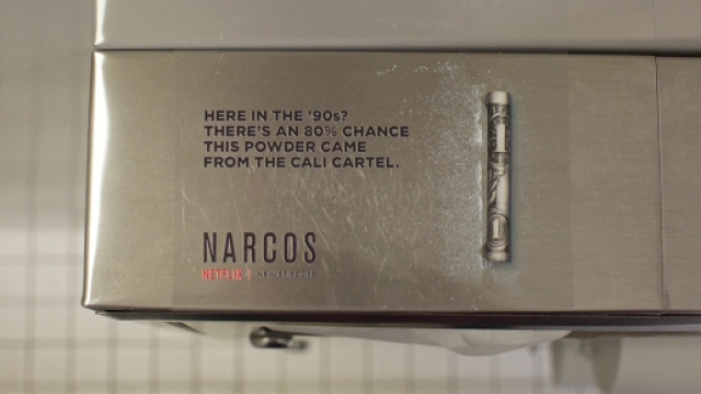 Narcos&nbsp;: Une pub dans les toilettes de night-club-piewee.net