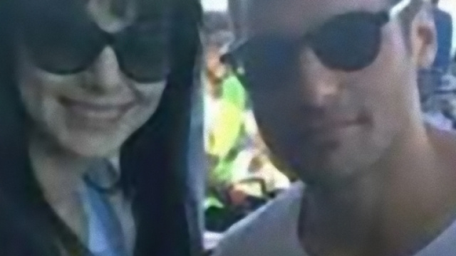 Serkan e Ozge fanno una sorpresa ai fan.