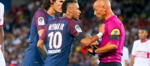 Neymar Jr. et Edinson Cavani discutent avec l'arbitre Laurent ... - purepeople.com