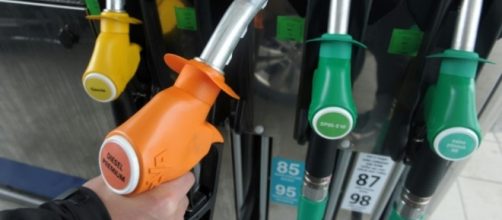 Prix du diesel à la pompe: une hausse des taxes de 10% dès 2018 ... - liberation.fr
