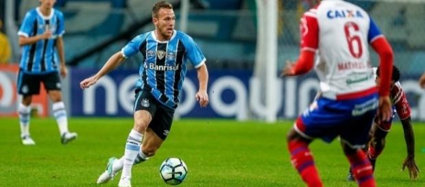 Arthur em atuação pelo Grêmio (Foto: Lucas Uebel / Grêmio FBPA) Arthur em atuação pelo Grêmio (Foto: Lucas Uebel / Grêmio FBPA)