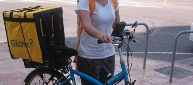Con bici propia y caja alquilada, así sortean las calles Con bici propia y caja alquilada, así sortean las calles