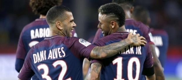 Dani Alves, bouclier médiatique de Neymar ? (J.E.E / SIPA). Dani Alves, bouclier médiatique de Neymar ? (J.E.E / SIPA).