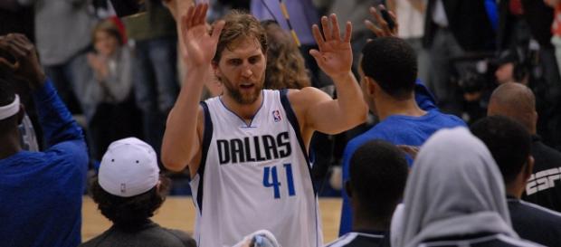 Dirk giving high fives to his teammates (c) https://www.flickr.com/people/36600796@N04 Dirk giving high fives to his teammates (c) https://www.flickr.com/people/36600796@N04