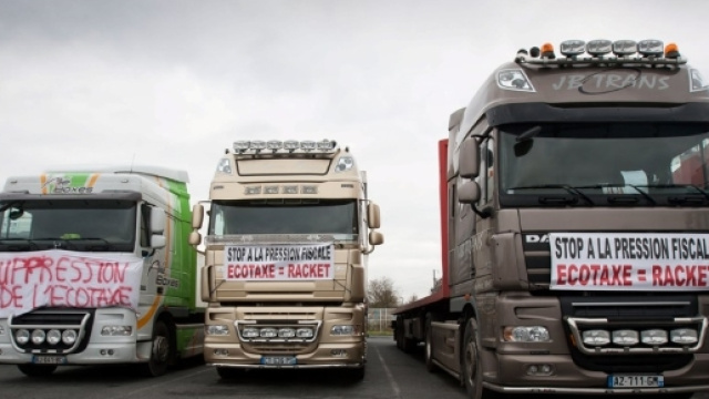 Ecotaxe : les routiers en colère menacent de bloquer la France - lesechos.fr