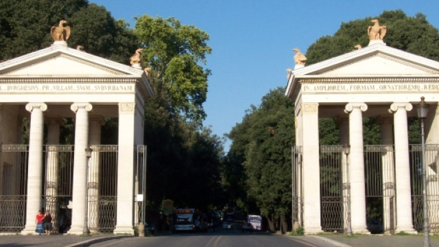 Poco distante dall'ingresso della centralissima Villa Borghese a Roma, &egrave; stata violentata una donna tedesca di 57 anni senza fissa dimora.