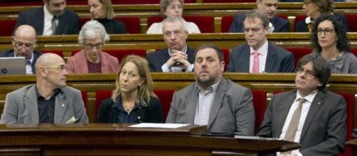El Govern catalán en un pleno del Parlament, entre ellos Romeva, Junqueras y el President Puigdemont.