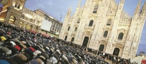 Musulmani d'Italia in preghiera di fronte al Duomo di Milano