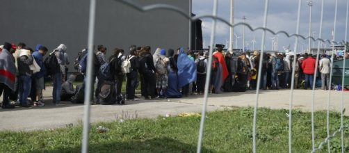 Un grupo de refugiados espera para acceder a un campo en Alemania.