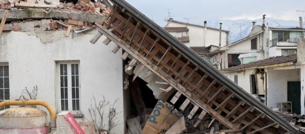 Crushed house after earthquake (Via - Angelo_Giordano) Crushed house after earthquake (Via - Angelo_Giordano)