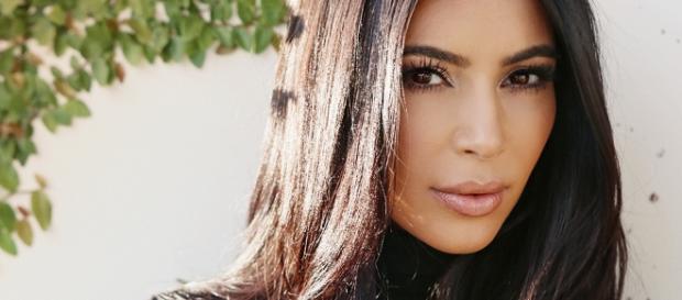 Kim Kardashian revelou possuir uma doença de pele incurável. Kim Kardashian revelou possuir uma doença de pele incurável.