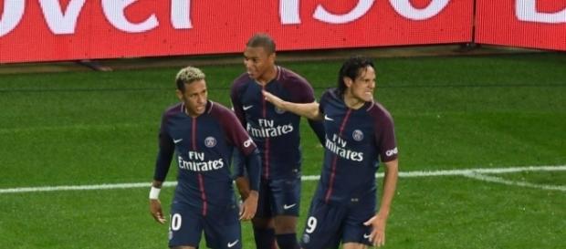Neymar quer Cavani fora do PSG Neymar quer Cavani fora do PSG