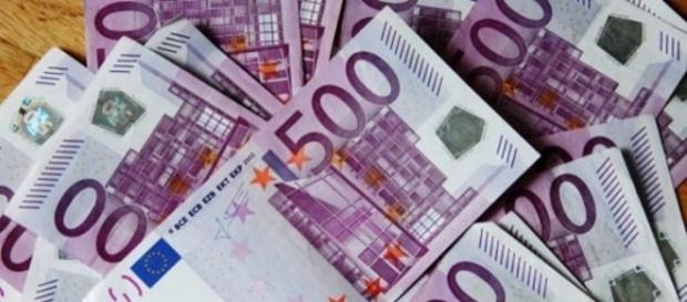 Vários notas de 500 euros entupiram vasos sanitários na Suíça Vários notas de 500 euros entupiram vasos sanitários na Suíça