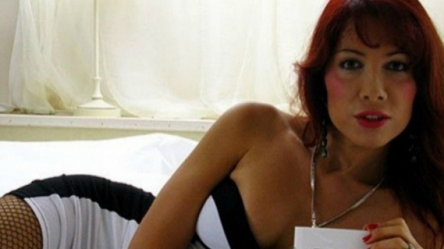 Efe Bal offre una fellatio gratis a tutti i fiorentini