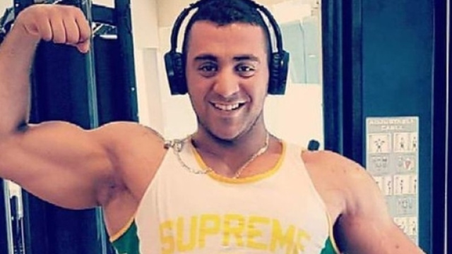 Il poliziotto Mina Samir usa i muscoli per difendere le donne