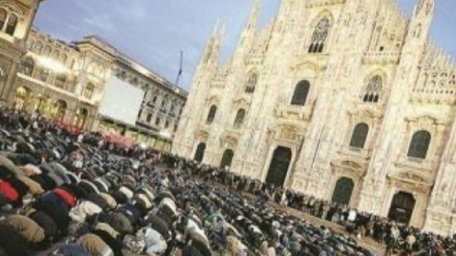 Musulmani d'Italia in preghiera di fronte al Duomo di Milano