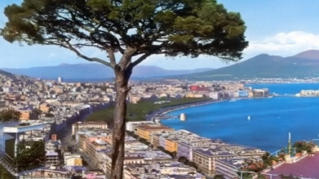 Una cartolina che ritrae il Vesuvio e il mare