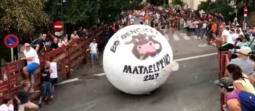 The 'Boloencierro' or "Running of the Balls" in Mataelpino saw two people seriously injured [Image: YouTube/Videos madridiario]