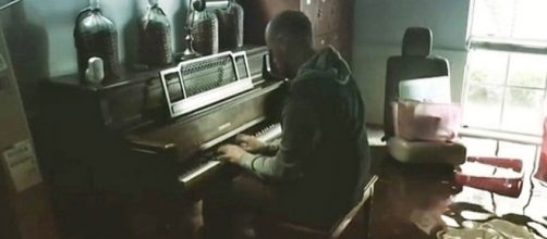 A video of a pastor playing the piano in his flooded Houston home has gone viral. [Image via YouTube/Political Watch]