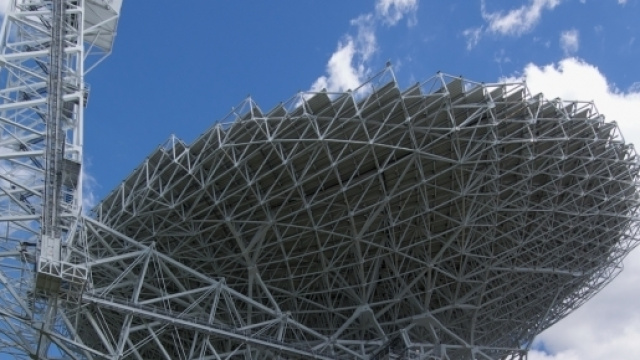 Il Green Bank Telescope in West Virginia rileva 15 nuovi segnali dallo spazio.
