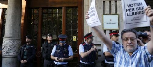Con carteles y gritos, manifestantes pro referéndum bloqueaban salidas en sedes de la Generalitat mostrando su molestia por las detenciones.