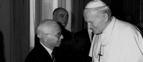 Catanzaro, ottobre 1984: la stretta di mano di Papa San Giovanni Paolo II a Vincenzo Menniti