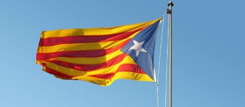 Copyright Makamuki0: bandiera catalana garrisce al vento.