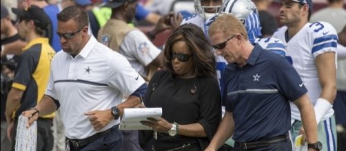 Dallas Cowboys coach Jason Garrett alongside sportscaster Pam Oliver. Image Credit: Keith Allison, Flickr -- CC BY-SA 2.0