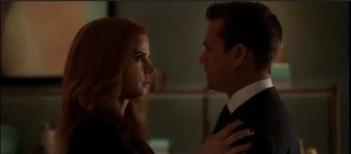 Donna finally gathered the courage and kissed Harvey. [Miriam M.B via Youtube]