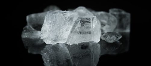 La reacción química del hielo y la sal provoca quemaduras graves en la piel.