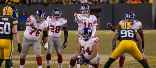 New York Giants vs Green Bay Packers [Image by Mike Morbeck|Wikimedia Commons| Cropped | CC BY-SA 2.0 ]