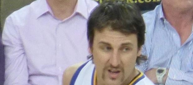 Andrew Bogut in his former team | Image via WIkimedia Commons Andrew Bogut in his former team | Image via WIkimedia Commons