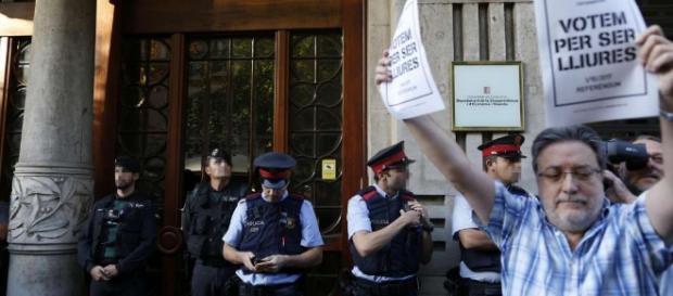 Con carteles y gritos, manifestantes pro referéndum bloqueaban salidas en sedes de la Generalitat mostrando su molestia por las detenciones. Con carteles y gritos, manifestantes pro referéndum bloqueaban salidas en sedes de la Generalitat mostrando su molestia por las detenciones.