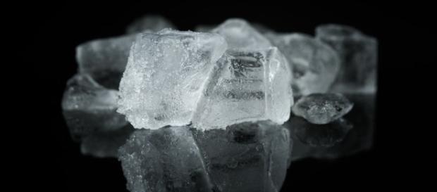 La reacción química del hielo y la sal provoca quemaduras graves en la piel. La reacción química del hielo y la sal provoca quemaduras graves en la piel.