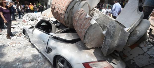Na foto, um Porsche, considerado um carro de luxo, totalmente destruído após a queda de uma coluna de concreto. Na foto, um Porsche, considerado um carro de luxo, totalmente destruído após a queda de uma coluna de concreto.