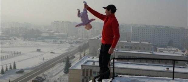 Roman Afanasyev foi condenado a trabalho comunitário por colcar a vida da filha em risco (Crédito: Siberian Times) Roman Afanasyev foi condenado a trabalho comunitário por colcar a vida da filha em risco (Crédito: Siberian Times)