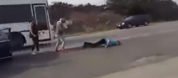 VIDEO: Şofer lăsat lat, în mijlocul străzii, după o şicanare în trafic VIDEO: Şofer lăsat lat, în mijlocul străzii, după o şicanare în trafic