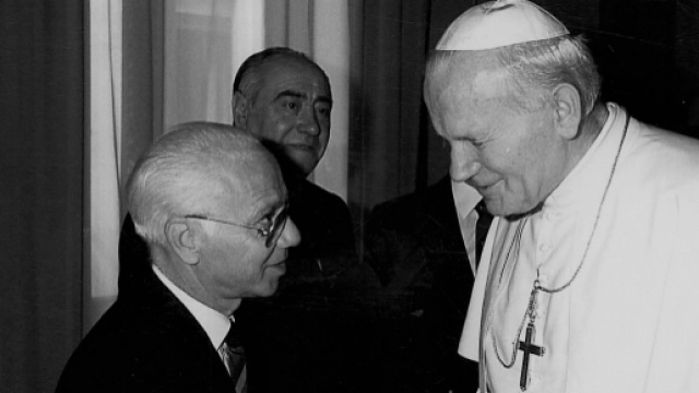 Catanzaro, ottobre 1984: la stretta di mano di Papa San Giovanni Paolo II a Vincenzo Menniti