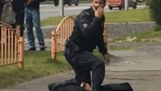 Decapita la nipotina e scende in strada con la sua testa in mano