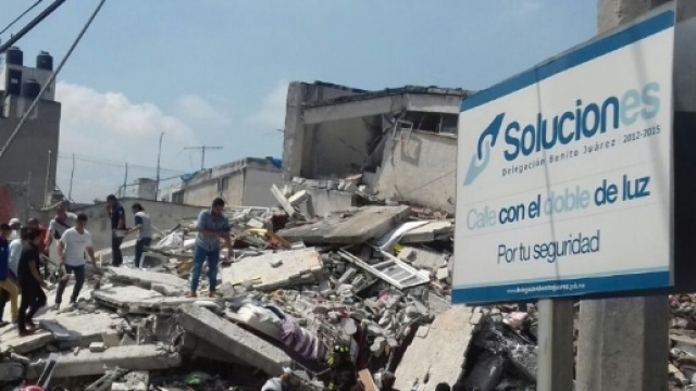 Nella foto un edificio crollato dopo la scossa di terremoto