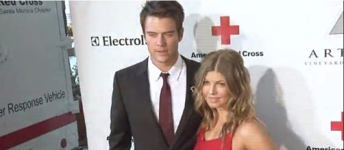 Fergie and Josh Duhamel "Red Tie Affair" 2011 Red Carpet | MaximoTV/YouTube