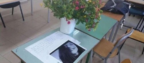 Fiori e una lettera sul banco nella classe di Nicolina Pacini, uccisa a 15 anni dall'ex compagno della madre. Foto: Facebook.