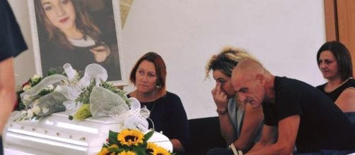 La famiglia di Noemi Durini, la mamma e il papà ieri al funerale della 16enne accanto alla bara. Foto: Facebook.