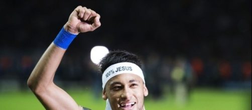 Neymar, chrétien assidu, reverse 10% de son salaire aux Eglises évangélistes.