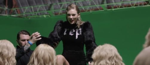 Taylor Swift in 'Look What You Made Me Do.' (image source: YouTube/Taylor Swift)