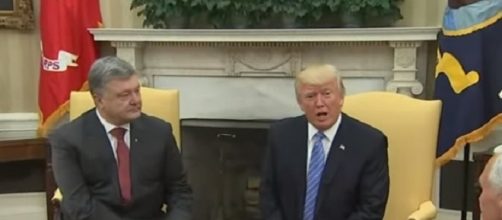 Trump and Poroshenko (left) discuss ways to achieve peace. [Image via YouTube/Associated Press]