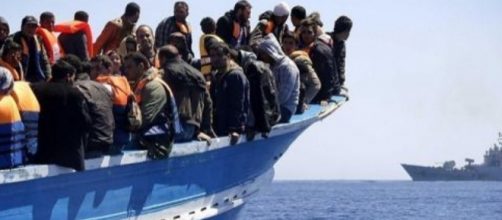 Una barca piena di migranti viene intercettata da un guardiacoste - federicodinca.it