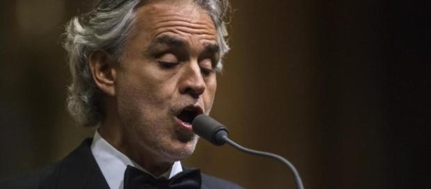 Andrea Bocelli durante una sua esibizione di canto lirico. Andrea Bocelli durante una sua esibizione di canto lirico.